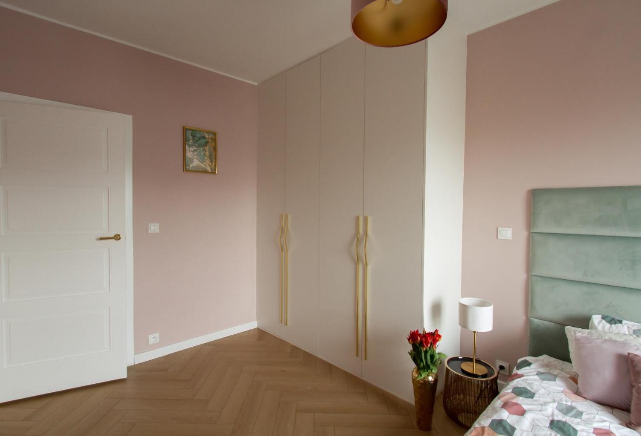 Nowy Apartment Przy Placu Szembeka ワルシャワ エクステリア 写真